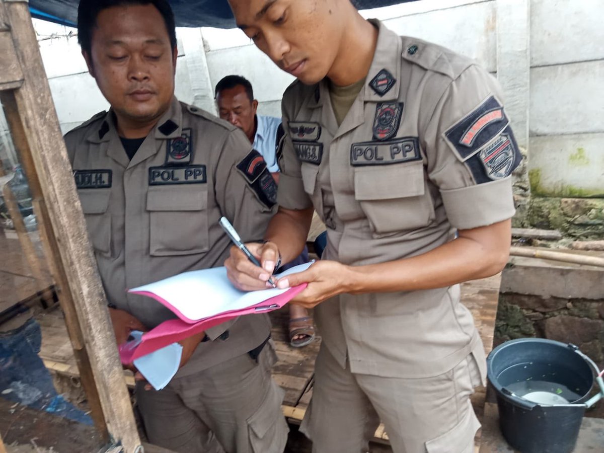 Pembagian surat teguran ke 3, kepada pedagang pkl.yg bertepat di kopo dpn pintu msuk tol
<a href="/ratna_anne/">anne ratna mustika</a> <a href="/DediMulyadi71/">Kang Dedi Mulyadi</a> <a href="/DiskominfoPWK/">Diskominfo Purwakarta</a> <a href="/InspPwk/">INSPEKTORAT DAERAH</a> @BKPSDM_PWK