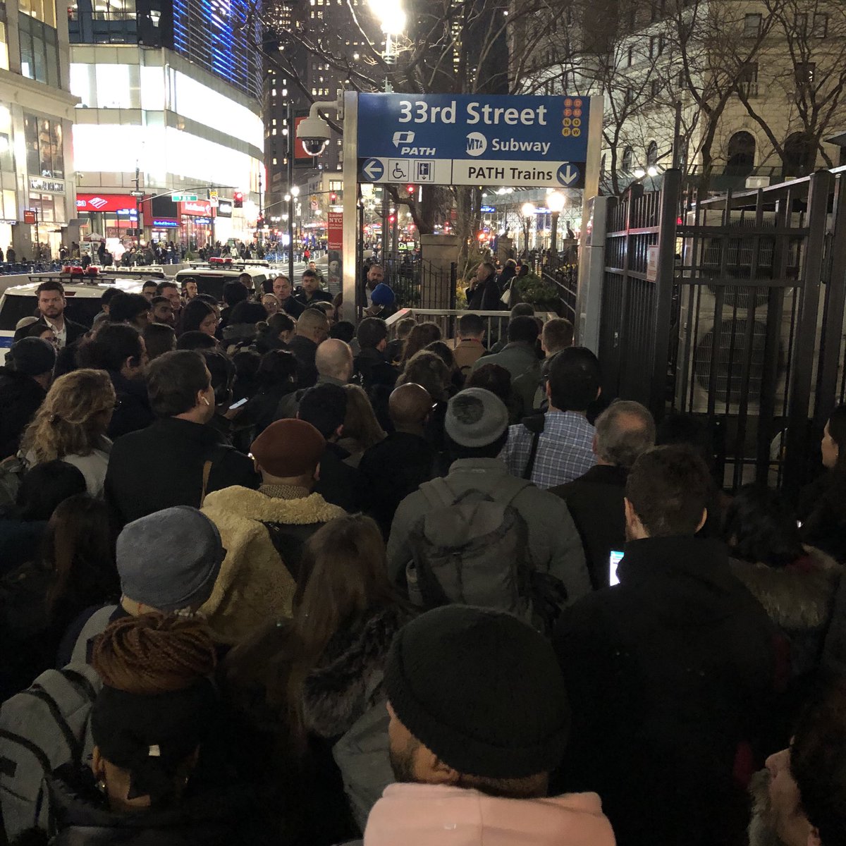 toddpruzan's tweet photo. This is a bunch of people who’ve race-walked a block to the #njpath from #PennStation, where every #njt train is canceled due to one broken-down train in one tunnel. Everyone in this picture needs to get downstairs and onto a train to Hoboken and is standing still. #hellofatown https://t.co/zRyTFER0E1