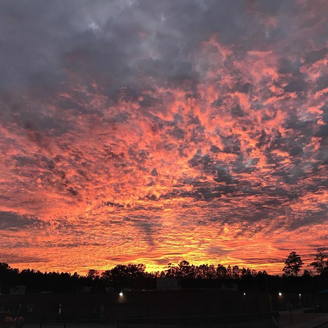 cmsaxon's tweet photo. Spectacular sky this evening over @sixeselementarystars https://t.co/XsezKV2JZi https://t.co/GVrmmzdibn
