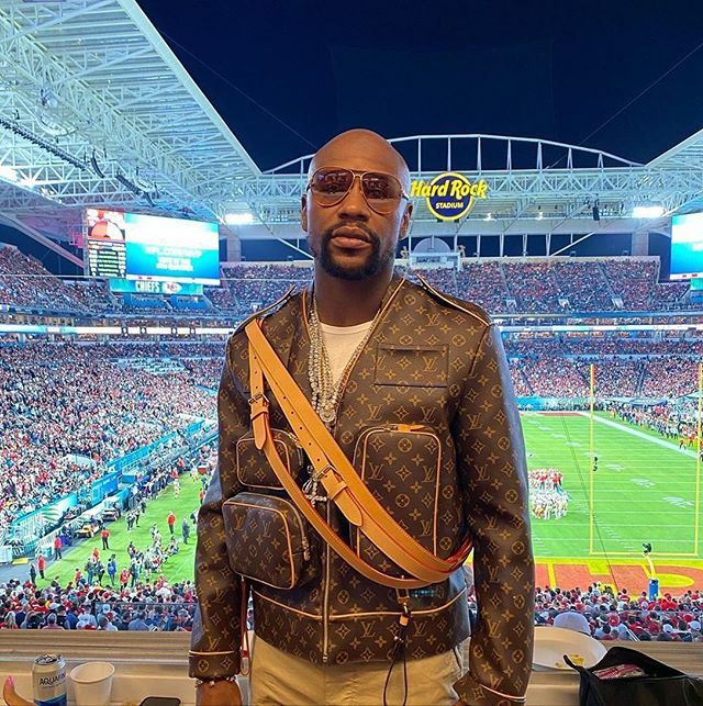 MobileSneakers's tweet photo. @floydmayweather 💵 https://t.co/E9kr796yHr https://t.co/btWDiE7zA6