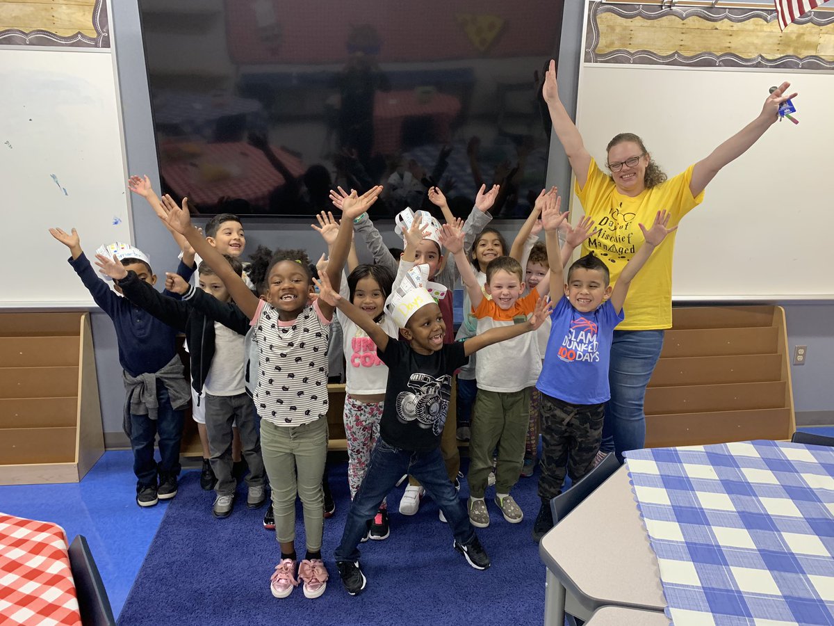 AzaleaLaMaestra's tweet photo. #Ruthes #RelevantReview @MelissaAldana13 @MrsSandoval3 @makingmoonmoves https://t.co/wsudLODTsJ