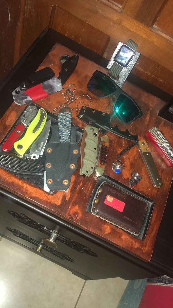 ErnestoUlloa24's tweet photo. Algo abunda en mi mesa de noche... #notevenallofthem #rulenumber9 https://t.co/abdadqxWXV