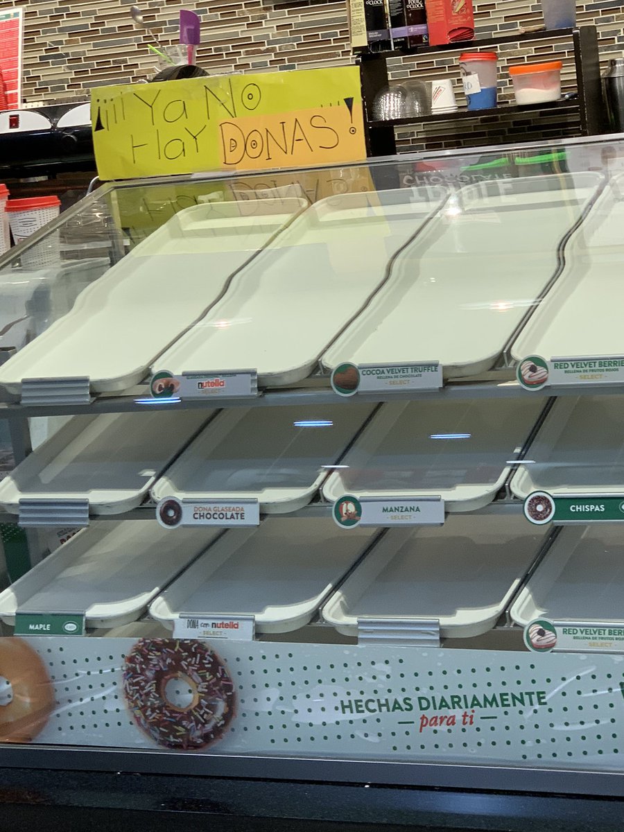 Abrego88's tweet photo. Qué pasó ahí @MexKrispyKreme  son las 6 pm cierran a las 9 y ya no venden donas?. En el dorado slp, que pérdida de ingreso no?? https://t.co/z4fAxcZJWL