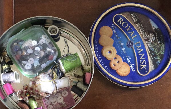 FCardenasY's tweet photo. Sobre el caso de #Genfar y los errores en el suministro en las drogerías y posterior consumo equivocado en hogares de Tramadol y Albendazol, solo puedo decir que estoy pensando en demandar las Galletas Danesas, por "engañar" a más de uno. ¿Así o con plastilina? #LaCulpaEsDeLaCaja https://t.co/JdHnFreDSi