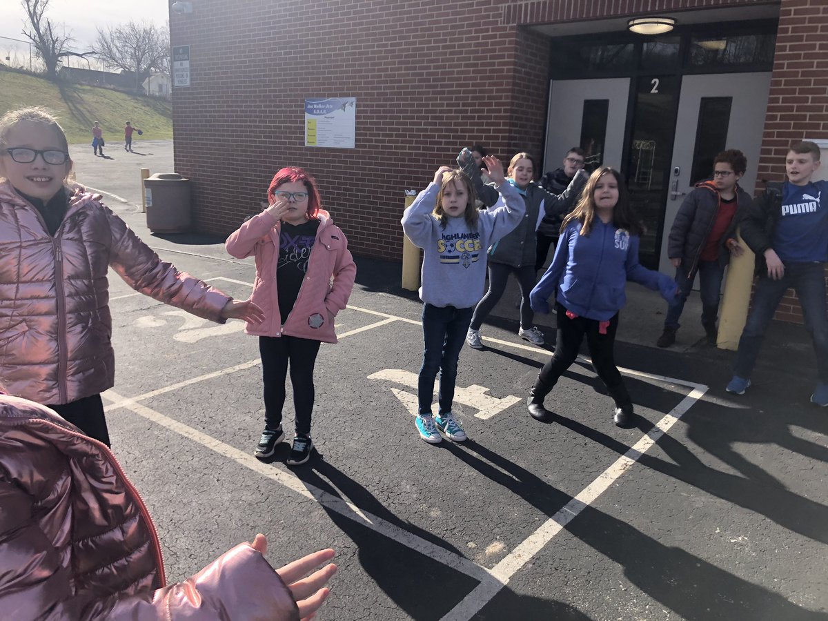AllisonThirdJW's tweet photo. To celebrate the 💯 day of school, we did 💯 exercises! @JoeWalkerES #BestYearYet #Mc3G #100DaysOfSchool #fitstudents #thirdgrade https://t.co/GOZrRggKti