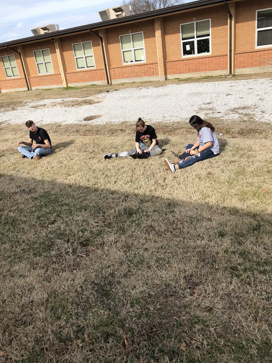 MsEMansfield's tweet photo. Tech theatre taking advantage of the nice weather and working outside ☀️ https://t.co/Fx0HdtzBkh