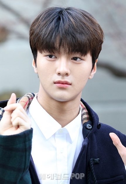 x1global101's tweet photo. Cha Junho attending Kim Dongyun’s Graduation Ceremony today! 

#X1 #엑스원 @x1official101 https://t.co/eb3Rw6c6mD