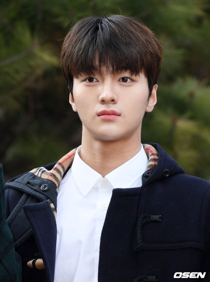 x1global101's tweet photo. Cha Junho attending Kim Dongyun’s Graduation Ceremony today! 

#X1 #엑스원 @x1official101 https://t.co/eb3Rw6c6mD