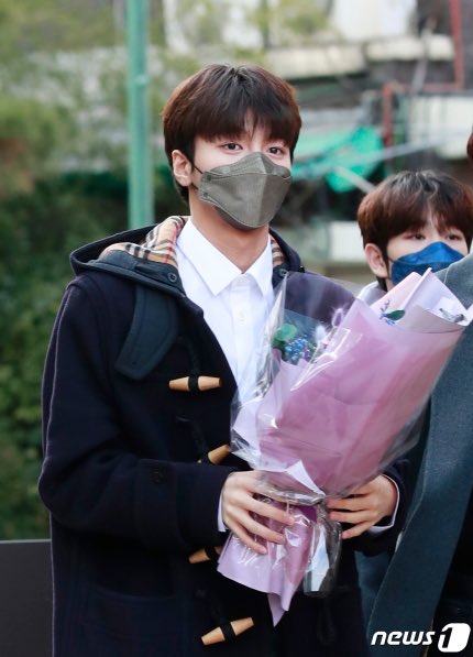 x1global101's tweet photo. Cha Junho attending Kim Dongyun’s Graduation Ceremony today! 

#X1 #엑스원 @x1official101 https://t.co/eb3Rw6c6mD