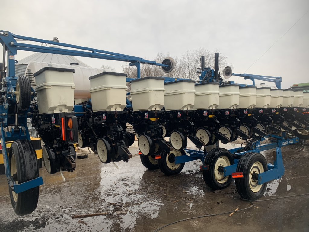 2008 Kinze 3600 12/23 box planter. This is a 1 owner planter with hydraulic drive controlled by Precision Planting Row Flow, AgLeader SureStop electric clutches also controlled by Row Flow, 2-100 gal tanks and totally tubular in-furrow on all 23 rows. 20/20 SeedSense monitor.