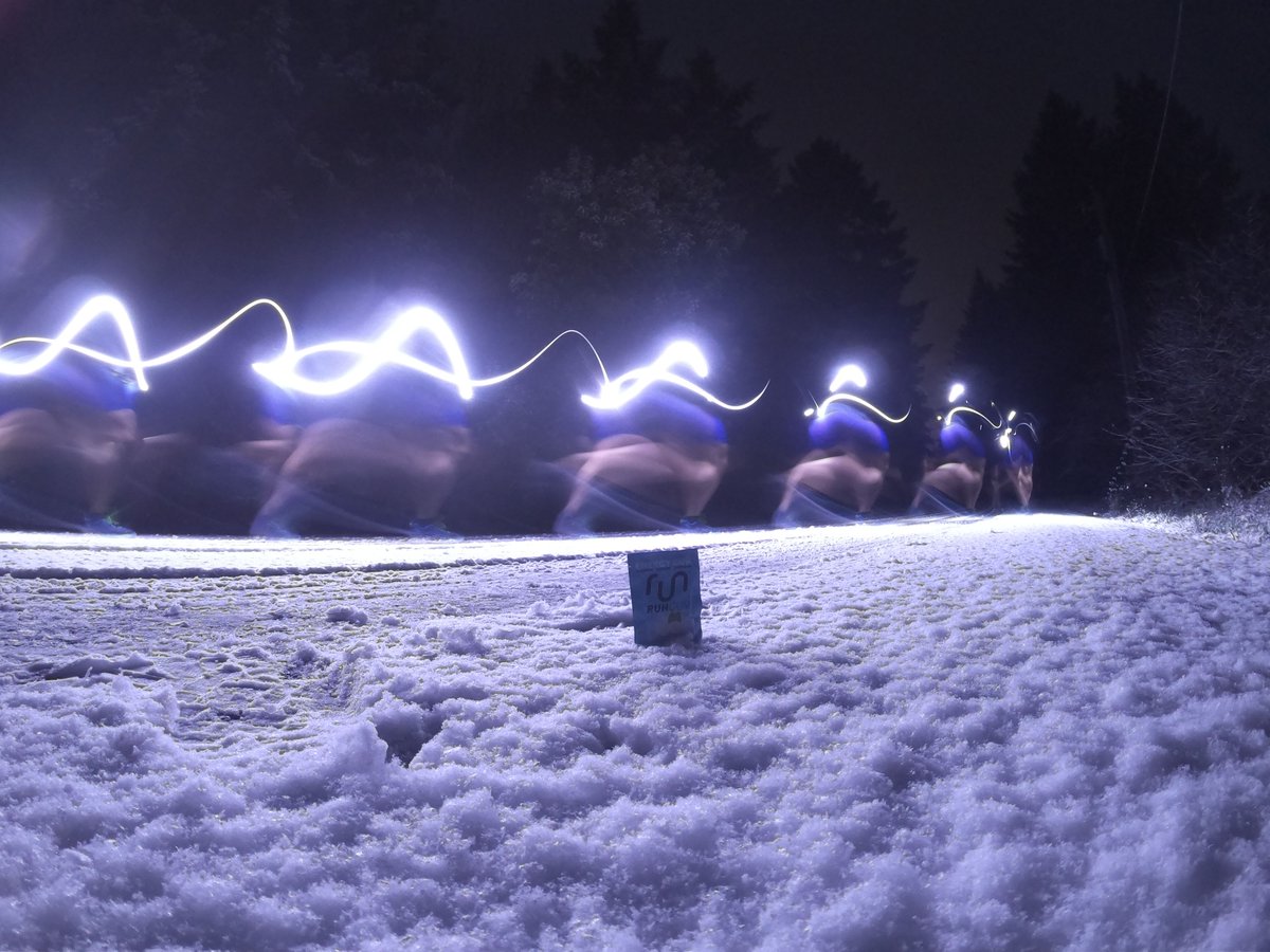 renewjeff's tweet photo. Snow play during an early run to begin the work week (& as the school bus made the rounds). And some mint @RunGum on the go.
#RunTheDay #snowpdx https://t.co/r5qIwBgNTj