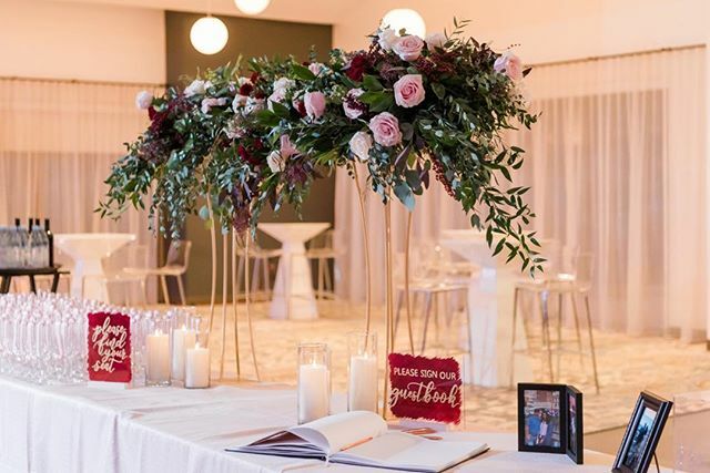 Your welcome table is the first thing guest experience at your reception so make sure it is stunning like we did with this gorgeous floral arrangement⠀
⠀
Planning: @planningbyharryoproductions⠀
Venue: @jwmarriottlvevents⠀
Floral/Decor: @weddingsbydzi… ift.tt/2Se1Yhj