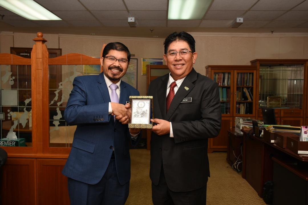 Dr_Uzir's tweet photo. Kunjungan muhibah kepada YB Dato' Abdul Razak bin Jaafar, Setiausaha Kerajaan Negeri Pulau Pinang sebelum menghadiri mesyuarat Jawatankuasa Pelaksanaan Banci Penduduk dan Perumahan Negeri Pulau Pinang Bil.1/2020.
#DOSM
#154daystogo
#MenghitungMalaysia
#MyCensus2020
#JKPBN
#KPDOSM https://t.co/GMfdcr19YZ