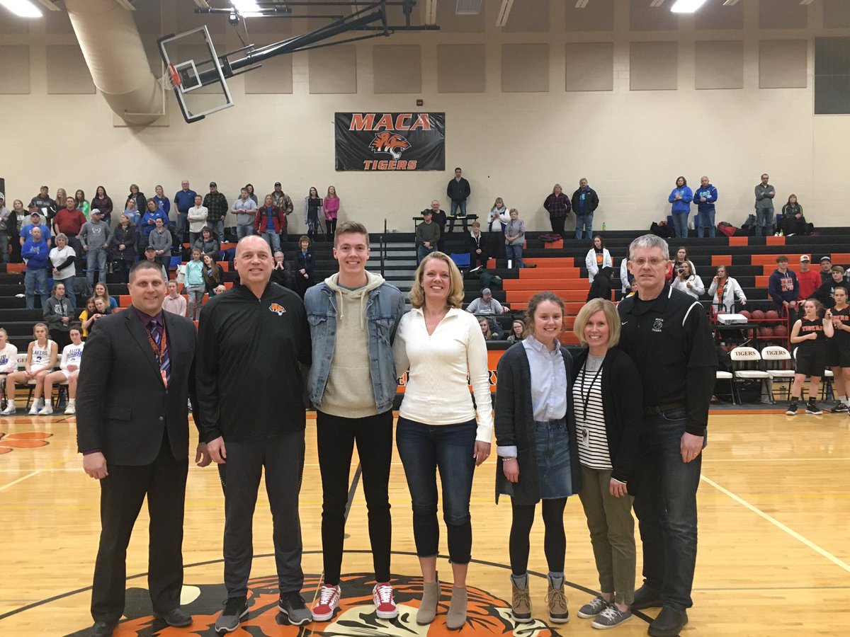 MorrisActivitie's tweet photo. Congratulations Maddie Carrington &amp; Eli Grove Morris Area AAA winners! https://t.co/yjG3pt95hh