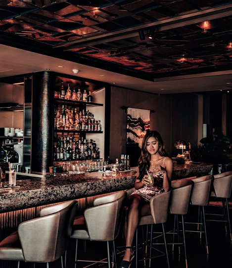 MO_SINGAPORE's tweet photo. Chase away your Monday blues with one of our signature handcrafted cocktails and delectable bar bites here at @mobarsg #MOBARSG #MOdrinks 📷: @milkaapw https://t.co/tQtwnrsLqW