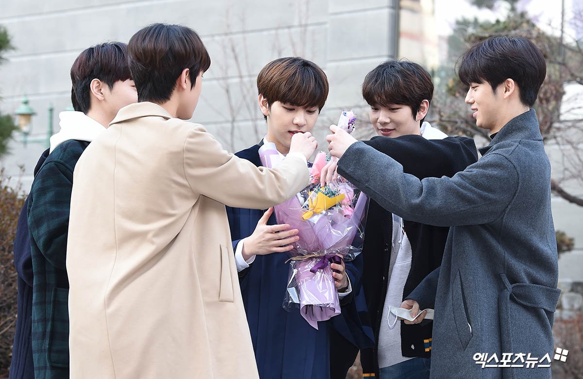 theyoon1030's tweet photo. 동윤아 축하해요!! 💐
#김동윤 #woollimz #WProject4 https://t.co/v2ty4EmRos