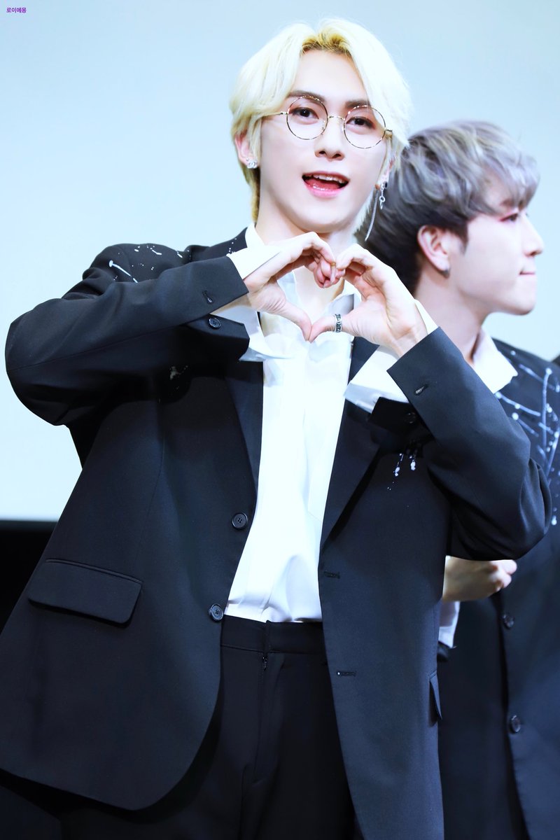 _ROIEMON_'s tweet photo. 💜200202  나고야  포토타임
#TARGET #타겟 #ROI #로이 #주영웅 
#名古屋インターナショナルレジェンドホール 
@TARGET7_K @target7official https://t.co/2JJGyNcdUx
