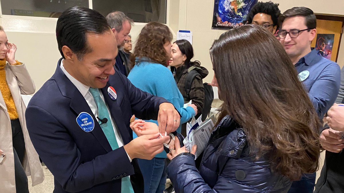 Julián Castro gets a commit for Elizabeth Warren from an undecided caucusgoer in Iowa.