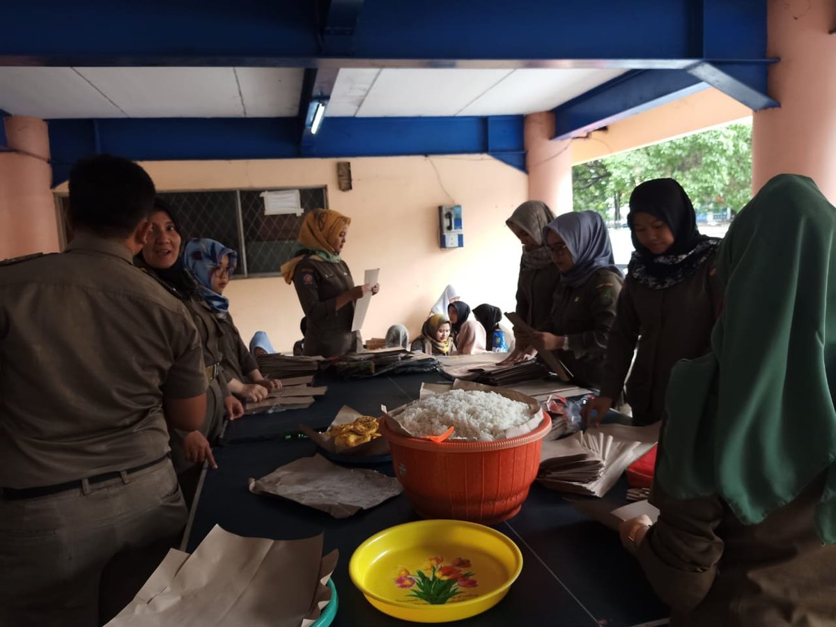 Anggota staff wanita dan Srikandi Satpol PP Kota Tangerang bersama Anggota PKK Kota Tangerang memasak untuk bantuan logistik korban banjir, di Dapur Umum Gd. Nyimas Melati <a href="/Kota_Tangerang/">KOTA TANGERANG</a> #TangerangLIVE #TangerangAYO
