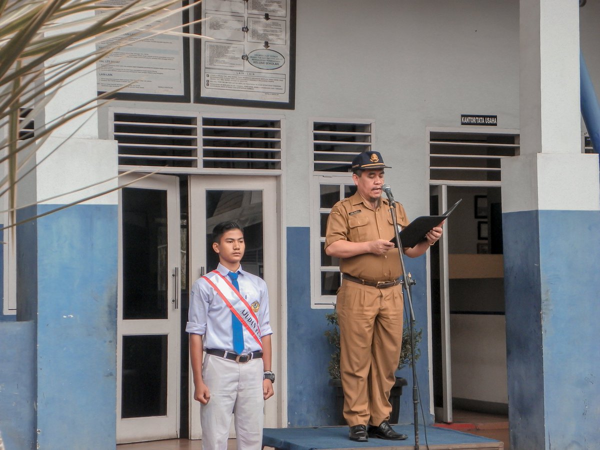 dharmaanalitika's tweet photo. Pelaksanaan upacara bendera. Pembina Upacara Bapak Kasi Kurikulum SMK Cabang Dinas Pendidikan Medan Utara. #akusmk #smkbisa #smkhebat #akusmkpastihebat #smkpastibisapastihebat #smksehat #tenagakesehatan #kemendikbud #ditpsmk #akusmkdharmaanalitika #akusmkdharmaanalitikapastibisa https://t.co/aYM72kkhMa