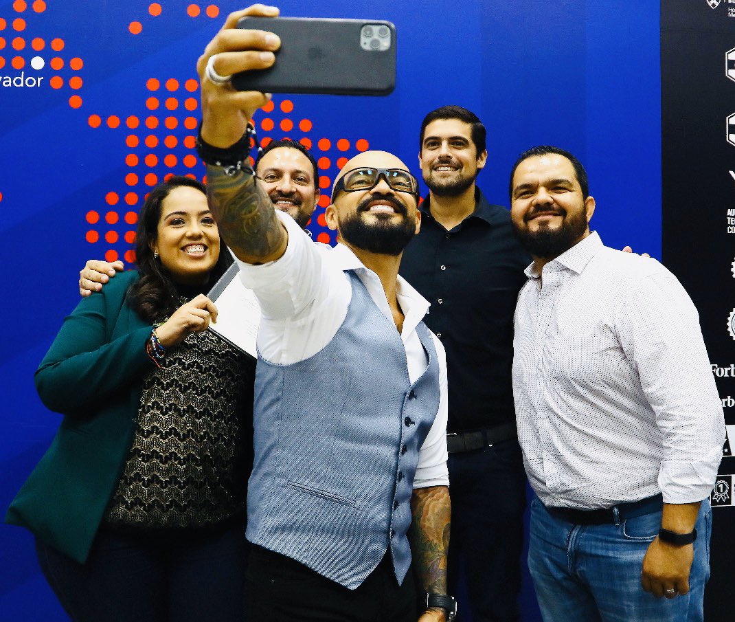 Un gobierno y una empresa privada que apuestan por nuestra juventud 🤝 

¡Juntos, somos más fuertes! 

Vamos con todo @Marpineeda @applaudostudios <a href="/KODIGOSV/">KODIGO</a> 💪