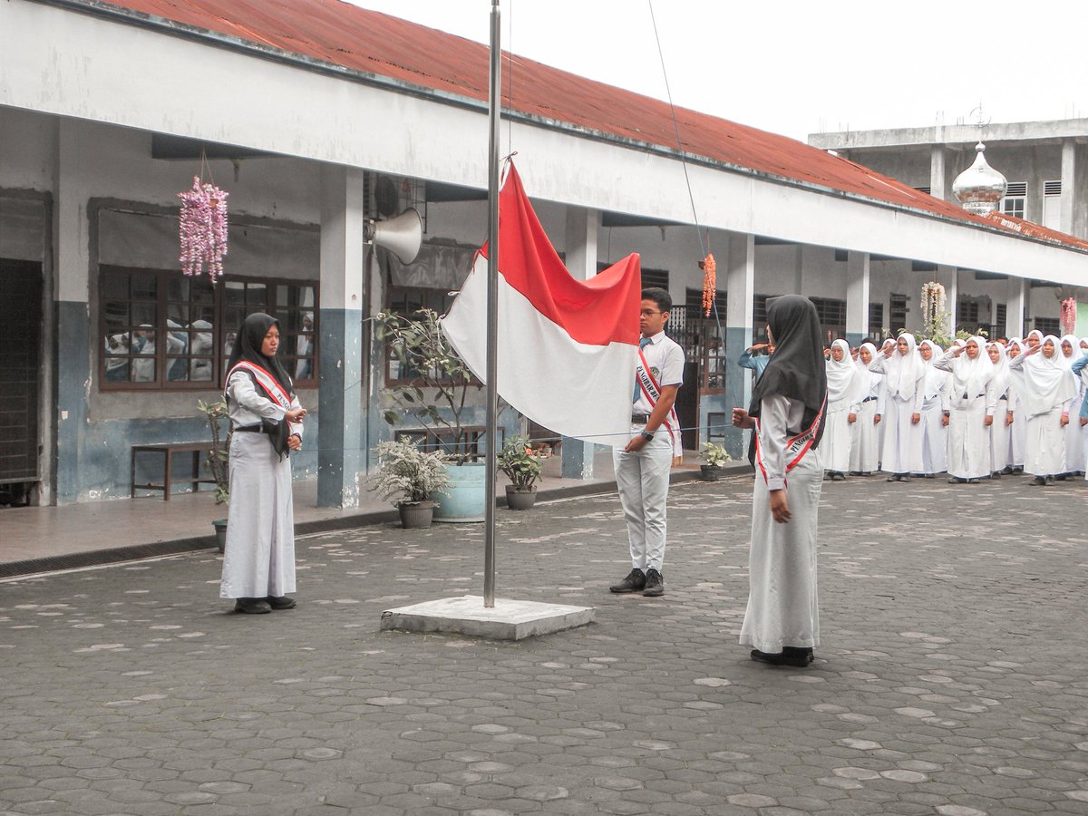 dharmaanalitika's tweet photo. Pelaksanaan upacara bendera. Pembina Upacara Bapak Kasi Kurikulum SMK Cabang Dinas Pendidikan Medan Utara. #akusmk #smkbisa #smkhebat #akusmkpastihebat #smkpastibisapastihebat #smksehat #tenagakesehatan #kemendikbud #ditpsmk #akusmkdharmaanalitika #akusmkdharmaanalitikapastibisa https://t.co/MNmVxPSHLl