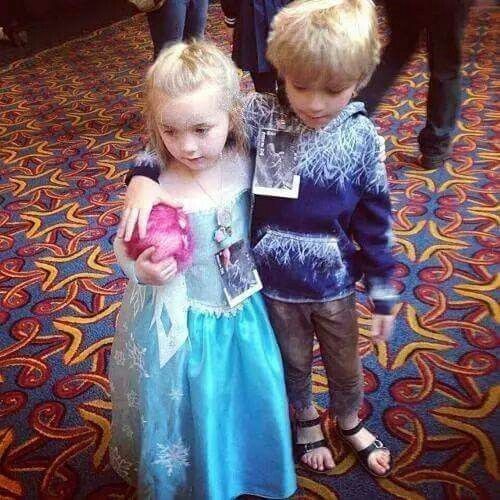 Vazquezlizzy82's tweet photo. Esto es pura ternura ya me imagino a mis futuros hijos Jackson y Elizabeth
Elsa la hermana pequeña y Jack el hermano sobreprotector que cuida y protega a su hermana.
Y si los voy a llamar como mi pareja favorita.
#DisWork #Jelsa #elsa #Jelsa4ever #Jelsakids https://t.co/wOYmmPo5JK