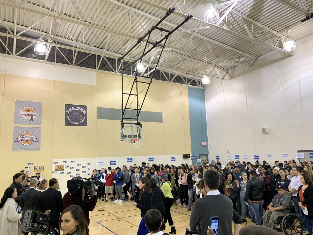 ElPerurrican's tweet photo. Me envían esta foto desde Iowa. Los caucuses de Bernie están todos llenos y diversos. #Latinos4Bernie https://t.co/RzNeBtzv1z