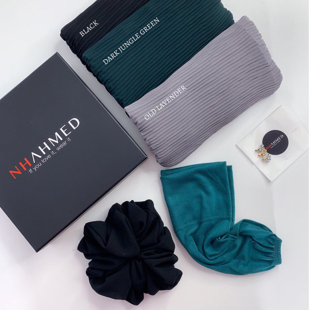 YayaAzman97's tweet photo. COMBO SET ✔️
SHAWL CHIFFON FULL PLEATED
(MATERIAL : CHIFFON)
(SAIZ : PANJANG 1.8M)
———————

*SHAWL CHIFFON FULL PLEATED SET COMBO*🧕🏻

-3 HELAI (FREE THREE GIFT SPECIAL)
-INNER SNOWCAP
-PIN TUDUNG
-SANGGUL CRUNCHY

(COLOR TAK BOLEH PILIH, MENGIKUT WARNA SEDIA ADA) https://t.co/fo7p8r6fHo