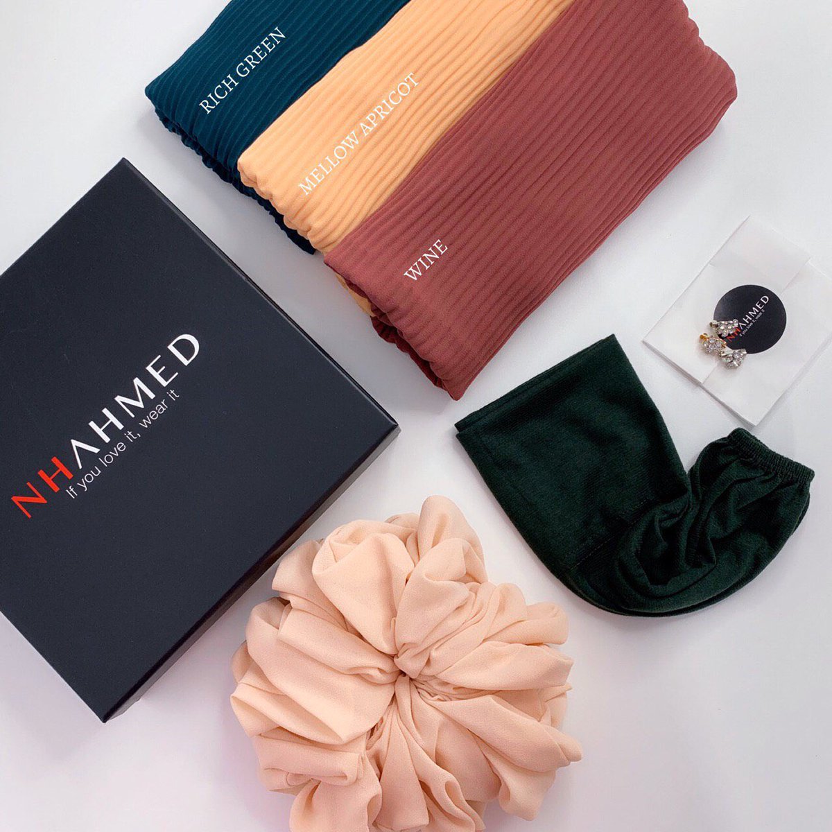 YayaAzman97's tweet photo. COMBO SET ✔️
SHAWL CHIFFON FULL PLEATED
(MATERIAL : CHIFFON)
(SAIZ : PANJANG 1.8M)
———————

*SHAWL CHIFFON FULL PLEATED SET COMBO*🧕🏻

-3 HELAI (FREE THREE GIFT SPECIAL)
-INNER SNOWCAP
-PIN TUDUNG
-SANGGUL CRUNCHY

(COLOR TAK BOLEH PILIH, MENGIKUT WARNA SEDIA ADA) https://t.co/45mie7N9lx