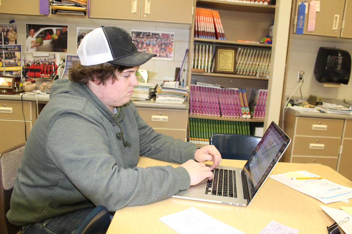 NevadaFFA's tweet photo. Matt Spaid working on Diversified Crop Production placement FFA proficiency award application on AET platform #data #Competition #SupervisedAgExperience #nevadacubpride @NCiaFFA https://t.co/CdcXCDSLUH