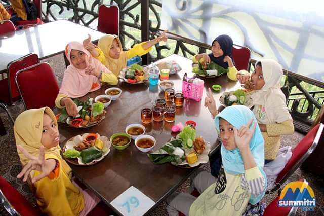 summitri's tweet photo. Santap siang di RM Saung Pengkolan.
The 5th, TPQ RAUDHATUL 'ULUUM. GDC Gardenia DEPOK.
Great Asia Africa - Saung Angklung Udjo.
Bandung, 1 Febrauri 2020.
#summitri #summitritours #tour #tours #lembang #bandung #lembangbandung #saungpengkolan #lunch #lunchtime #nasitimbel https://t.co/UmpQI3t52Y