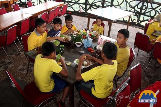 summitri's tweet photo. Santap siang di RM Saung Pengkolan.
The 5th, TPQ RAUDHATUL 'ULUUM. GDC Gardenia DEPOK.
Great Asia Africa - Saung Angklung Udjo.
Bandung, 1 Febrauri 2020.
#summitri #summitritours #tour #tours #lembang #bandung #lembangbandung #saungpengkolan #lunch #lunchtime #nasitimbel https://t.co/UmpQI3t52Y