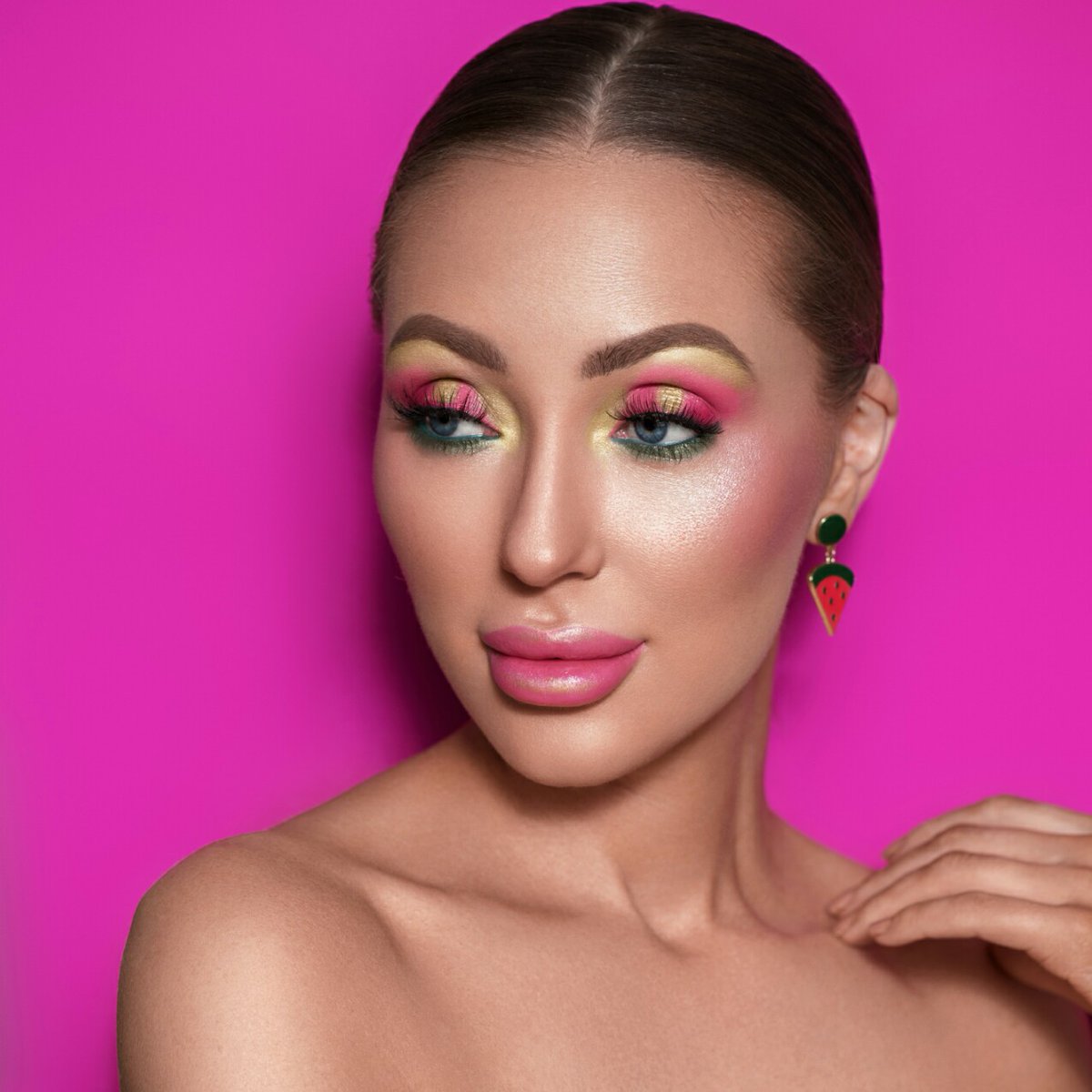__Minky__'s tweet photo. A little pink and green moment 💕🌴 using @MakeupGeek and @revlon https://t.co/Df6TvlDNbF