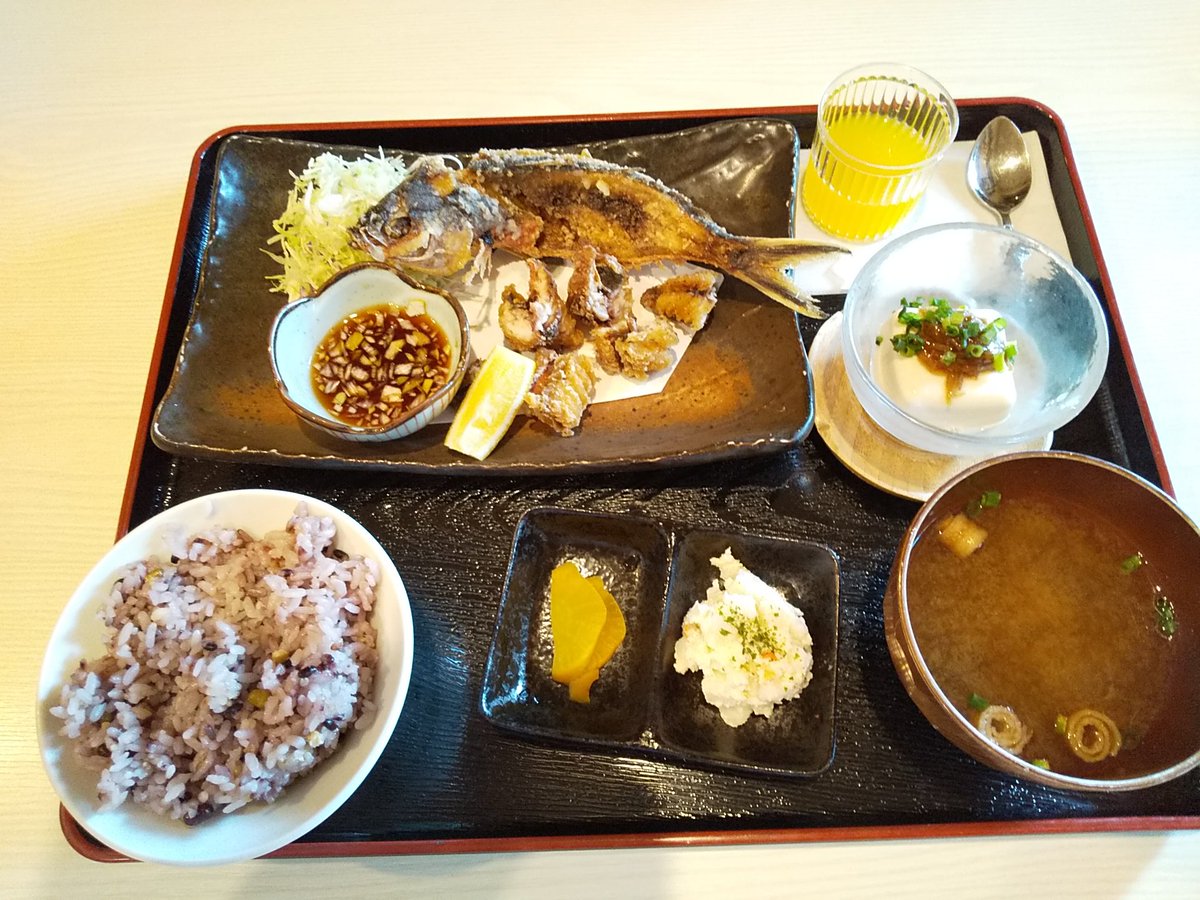 食内だい グルクン唐揚げ定食 さかな居酒屋みらの うるま市赤道 ポークと玉子のみらのそばも気になりましたが ドリングバー デザート付き 白米と五穀米選べて五穀米で 身の方はサクサク揚がっていてポン酢で頂きました ぐるくんの頭はかじれました