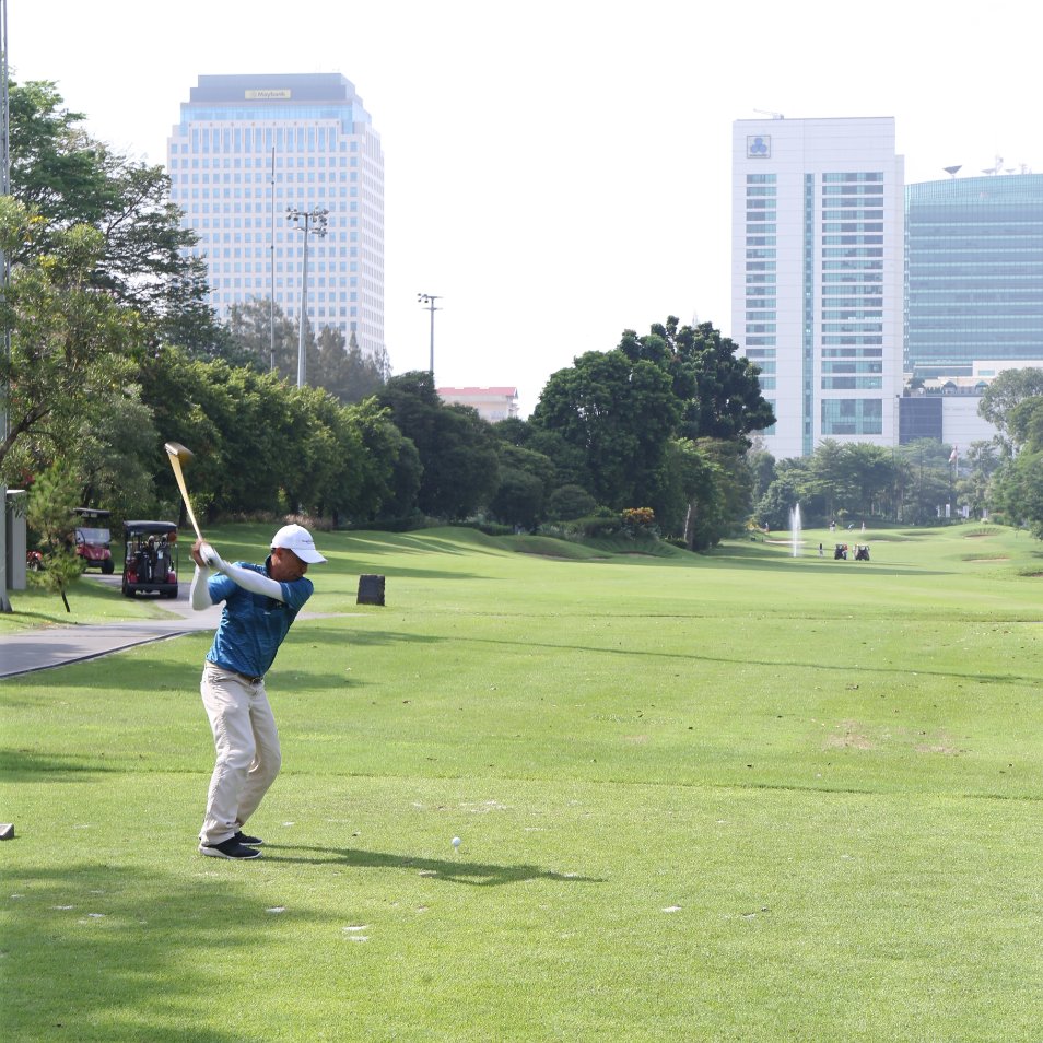 SenayanGolf's tweet photo. This morning weather is so cozy for golf. This is the forecast for today :
Green speed : 9"1'
Temperature : 26-28Β°C
Humidity : 74-82%
Wind speed : 9-13km/h
Wind direction : NorthWest - West & NorthWest
Day weather forecast : Thunderstorms Possible
#SenayanNational #TheMajSenayan https://t.co/wVoFinhkn7