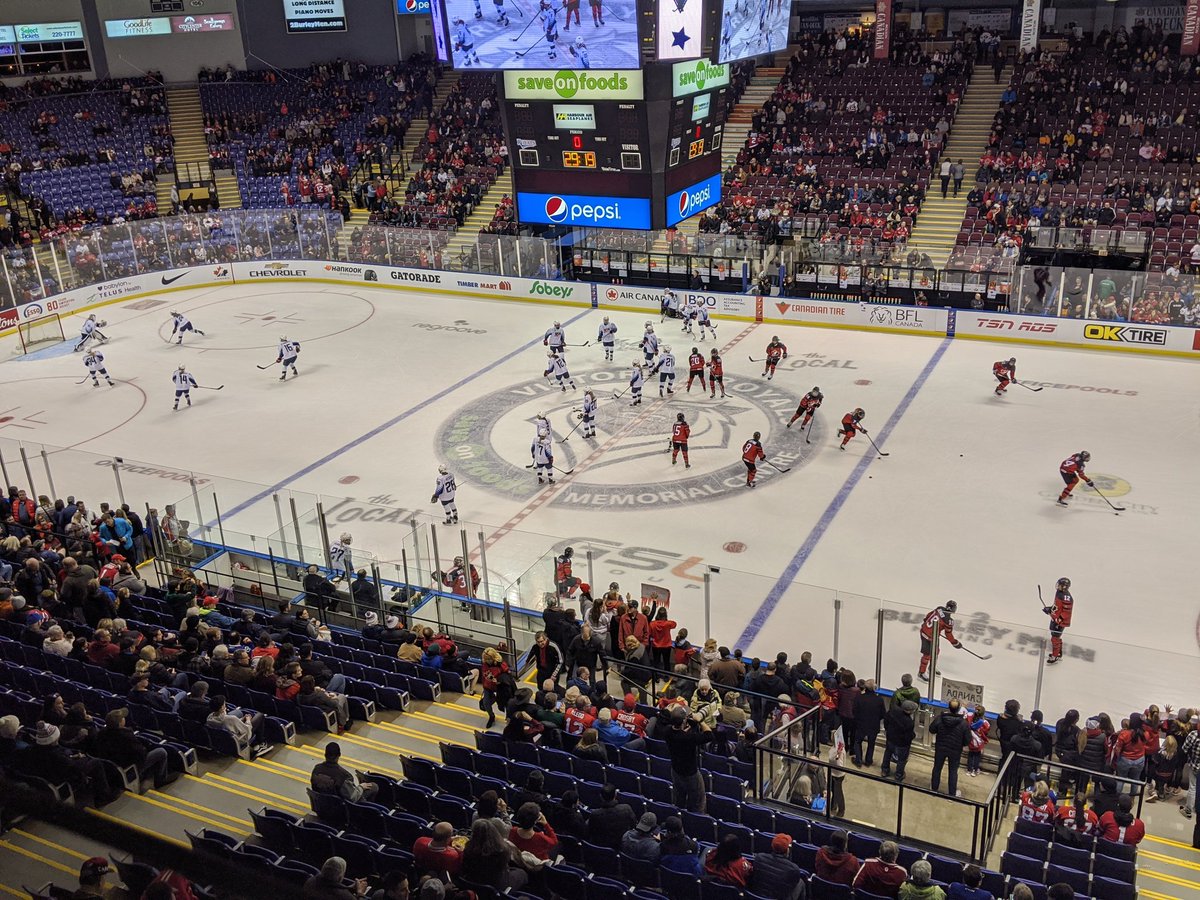 VictoriaNews's tweet photo. Warm up before @HC_Women take on @usahockey in #Victoria #hockey #CanadasGame #VictoriaSports #WomenSports #WomenHockey #yyj #rivalseries https://t.co/HJyN4TEoZ7