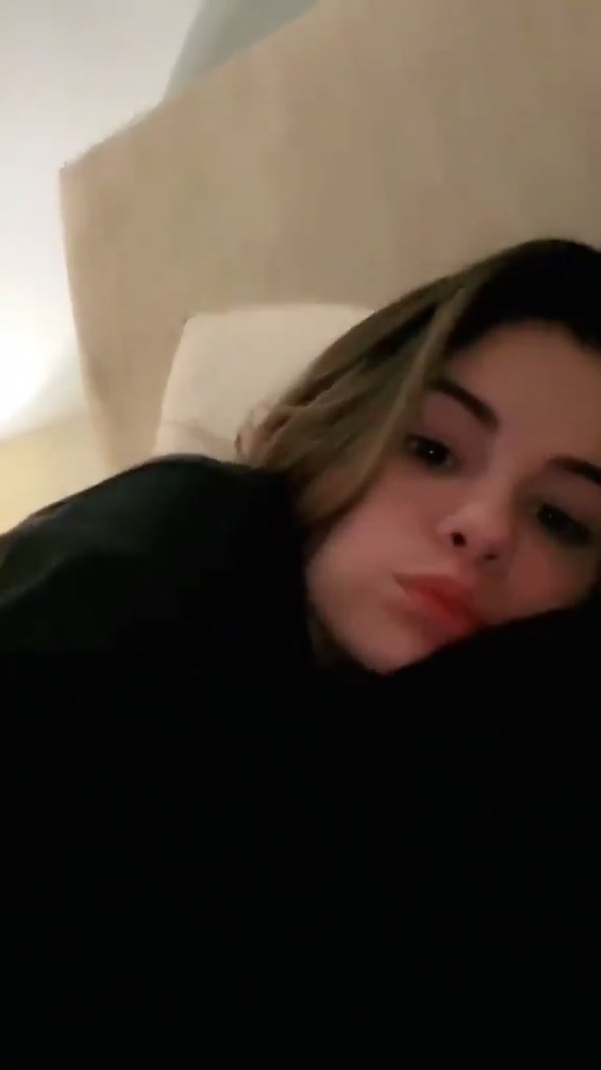 zjwesucker's tweet photo. talvez eu ainda nao tenha superado meu amor por esse dia. Selena Gomez é apenas uma criancinha que precisa ser guardada numa caixinha https://t.co/fMpv4Lj0tR