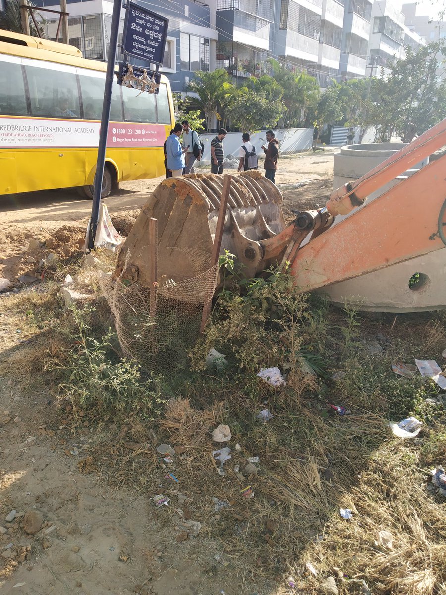 ranjeeku's tweet photo. @BBMPCOMM @AnandM0106 @BBMP_MAYOR @Tejasvi_Surya @TOIBengaluru @THBengaluru Please save these plants. We citizens planted them and taking care of them but drainage work done by LNT contractors are damaging that. We requested them, but they are not taking seriously @ECityRising https://t.co/MfHM5F2pHR