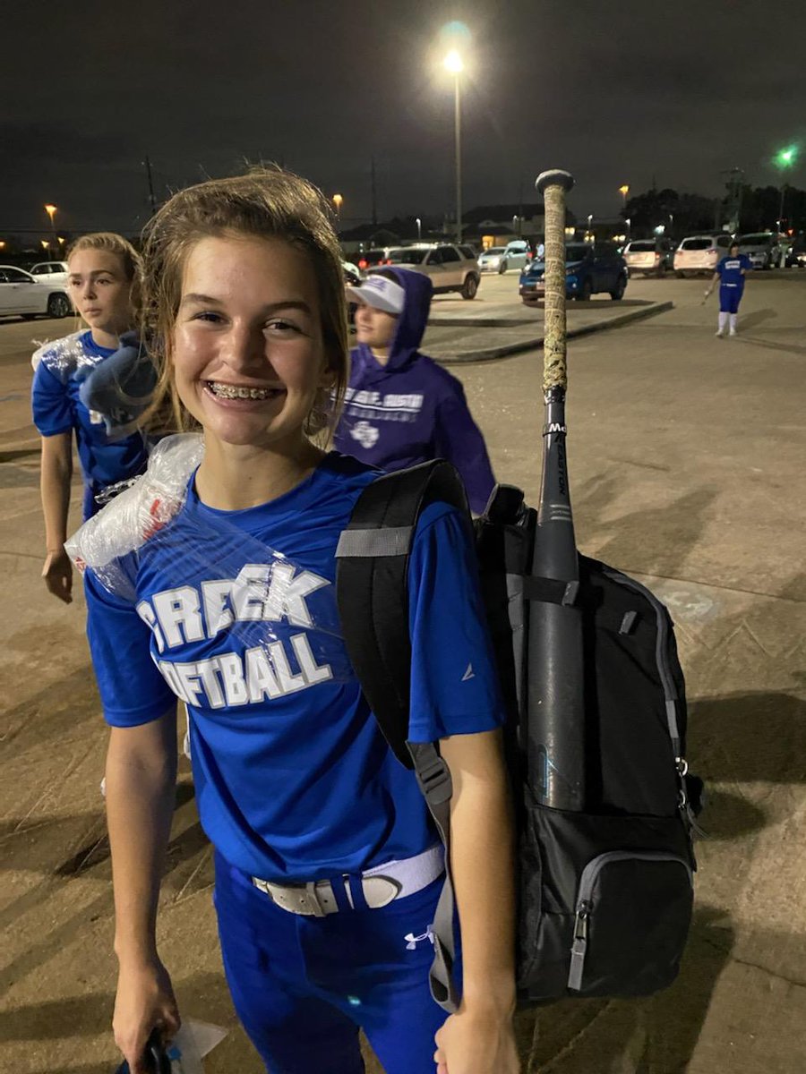 EmMandDMama's tweet photo. 1st game (scrimmage) of Jr season and D's biggest fans there to cheer her on in the rain ❤👴👵#DMoneydoingwork💰 #backinthecircle💪 #ahhcc💙 #creeksoftball https://t.co/KywyzZjOou