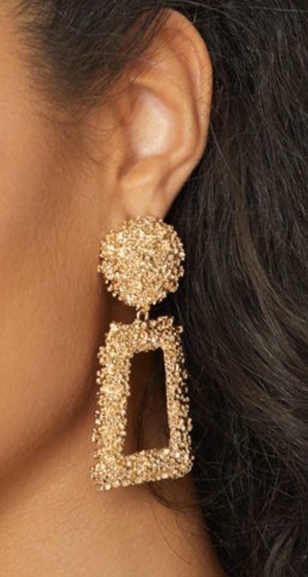 CheyenneJazzy's tweet photo. Take a shot everytime you see these earrings tonight  #TheBachelor https://t.co/d6QyAtcxEa