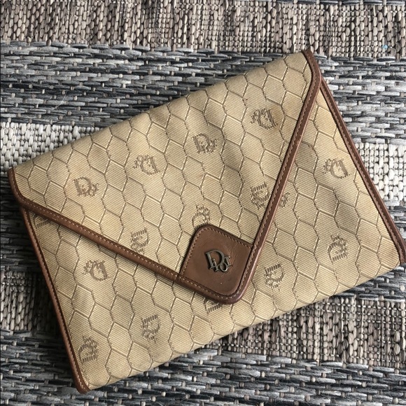 akbourne's tweet photo. So good I had to share! Check out all the items I'm loving on @Poshmarkapp #poshmark #fashion #style #shopmycloset #agnesdora #dior: https://t.co/fvZh96yhJU https://t.co/HVEhSCCQqq