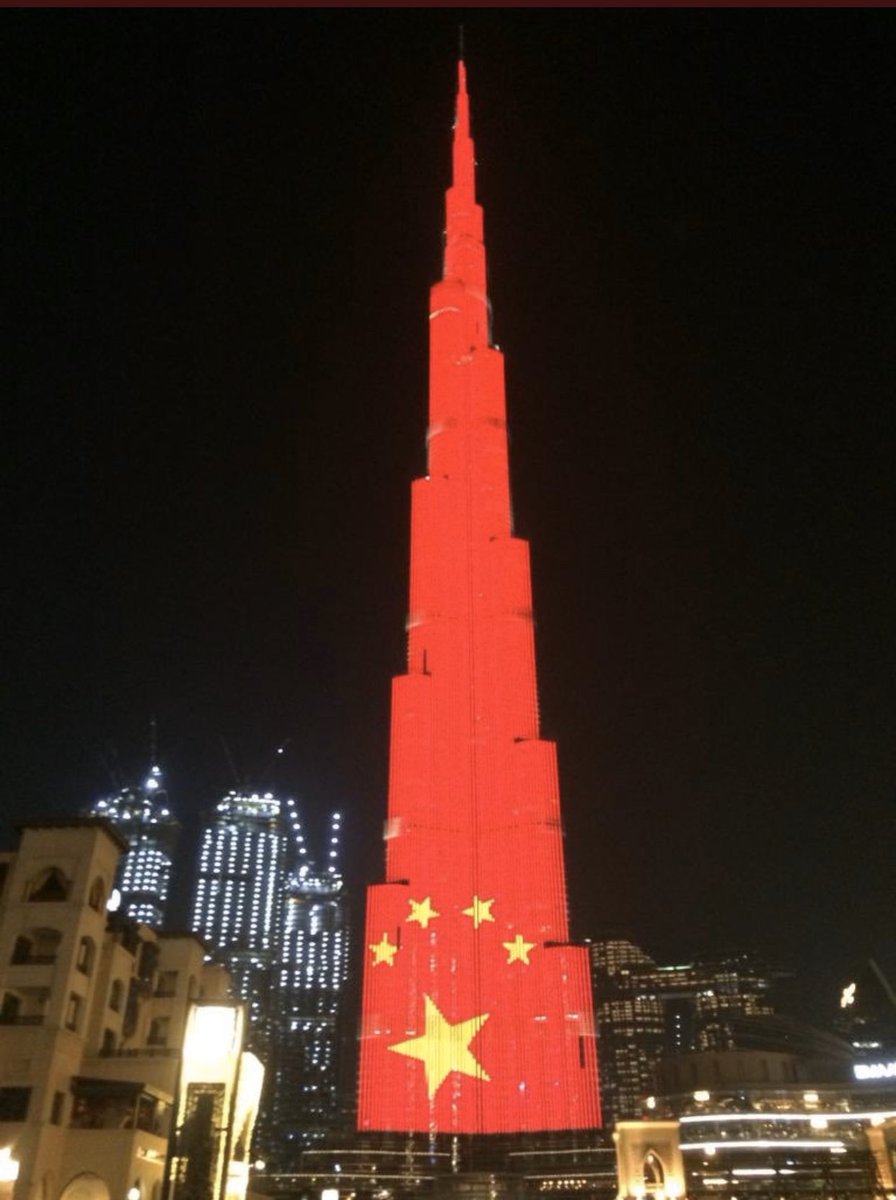 бурдж халифа в цветах украинского флага. бурдж халифа. башня бурдж халифа. бурдж халифа триколор. самая высокая башня в беларуси.