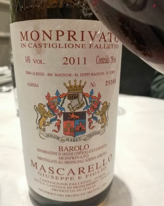 G_Guzman_C's tweet photo. Barolo clasico (y de verdad), parcela Monprivato, 6 ha...Los rumores dicen que el viñedo lo podan desde antes del 1700. https://t.co/3uNqGkgzxf https://t.co/UwxH0Vi726