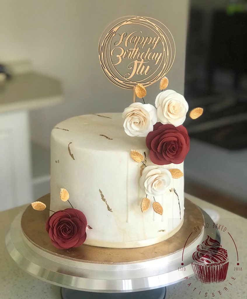 The flavours of this cakes 🤤. Chocolate, caramel, chocolate Oreo, vanilla and white chocolate. Sweet tooth fav. 
-
-
-
#edibleroses #fondantroses #marblefondant #whitedripcake #cakesinpolokwane #celebrationcakes #oreocake #caramelcake #yummy