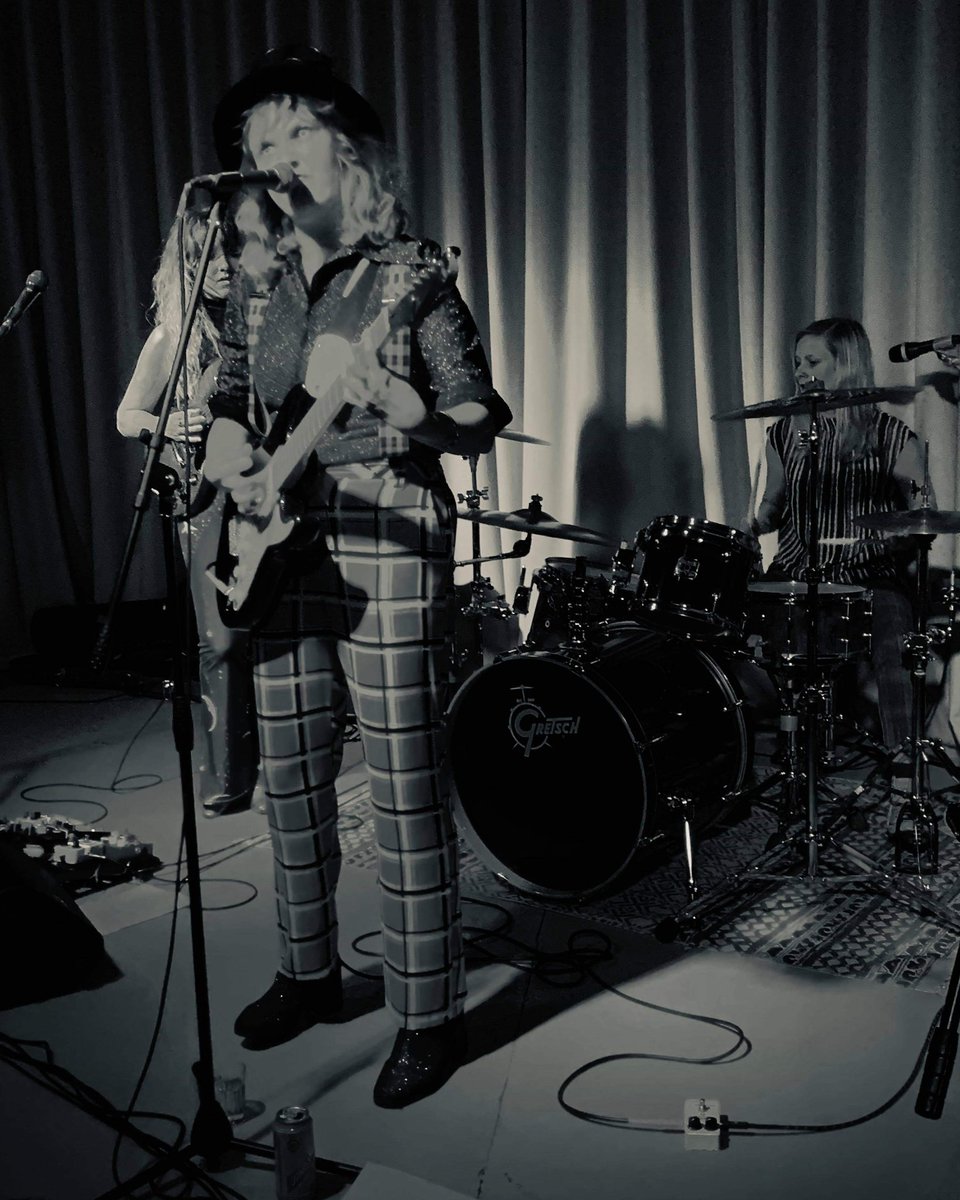 sladyofficial1's tweet photo. Tune into https://t.co/RzhytD7Rb3 from lunchtime this afternoon to hear Gobby Holder talk all things Slade, Slady, Seventies Glam Rock and Junkshop Discotheque 👊🏻

Photo by Dave Kemp

#gobbyholder #supergob #noddyholder #sladyband #slady #sladetribute #femaleslade #boogalooradio https://t.co/g9NGNveabW