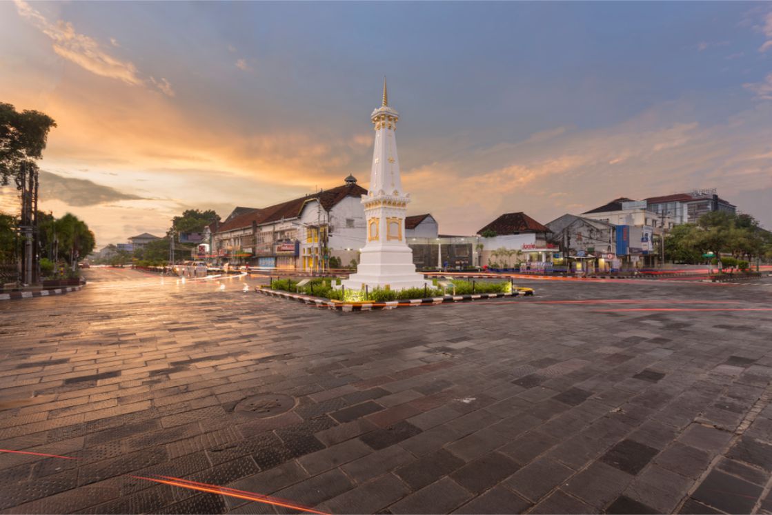 saking pengennya liat tugu tanpa polusi kabel dan papan nama. 🙃 ngedit sampai mata kiyer.