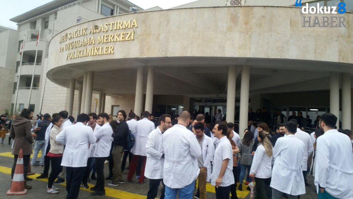 🔴Mersin Üniversitesi Tıp Fakültesi'nde sağlık çalışanları iş bıraktı

👩🏻‍⚕️👨🏻‍⚕️Mersin Üniversitesi Tıp Fakültesi'nde hastanenin mali durumu gerekçe gösterilerek performans ve mesai ücretleri aylardır verilmeyen sağlık çalışanları basın açıklaması düzenledi. #dokuz8/<a href="/MehmetAntmen/">Mehmet Antmen</a>
