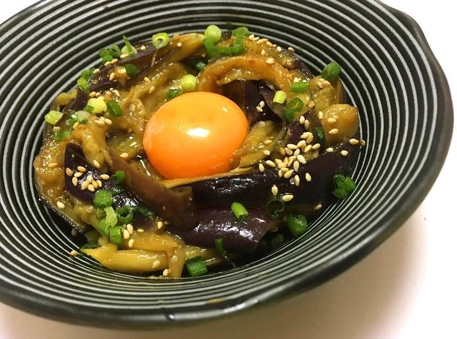 ごはんもお酒も進む！簡単に作れる「茄子ユッケ」がすごく美味しそう！