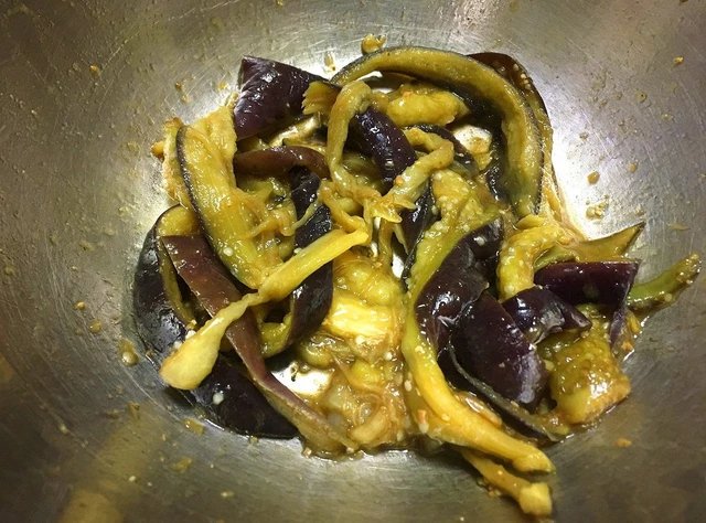 ore825's tweet photo. 本日のZIPで紹介されました！
トロトロの茄子と卵黄、タレが絡み合い、酒とご飯がヤバい進む

「茄子ユッケ」

茄子二本(160g)はフォークで穴を開けラップに包み600w3分チン

冷水で冷やし縦に細かく裂き、焼肉のたれ大1強、味噌小1、味の素1振り、塩、ごま油小1混ぜ

卵黄とゴマ、葱、ラー油で完成！ https://t.co/jT2lShXXoH